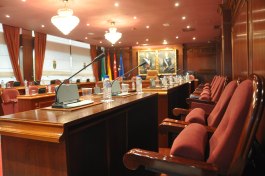 Salón de plenos del ayuntamiento de Villaviciosa lleno de las buenas intenciones del equipo de gobierno.